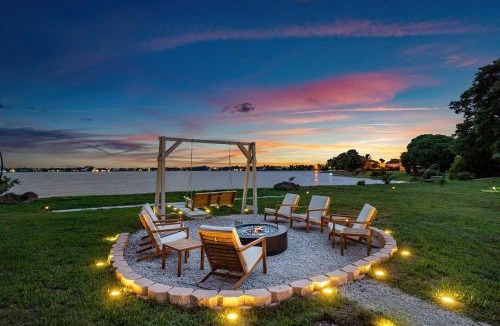 West Palm Beach Villa | Deluxe Waterfront Villa with BBQ, Pool and Game Room