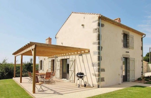 Avrille Villa | Demeure du Pont Rolland, heated inside pool, sauna and great location