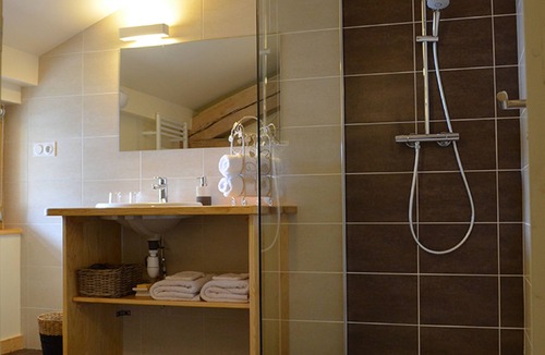 Monlet Bed & Breakfast | demoiselle room with bathroom