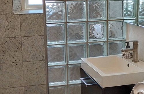 Vrinners Bed & Breakfast | Den Hvide Farm på Toppen af Danmark. 2 Sammenhængende Værelser-5 Senge-eget bad