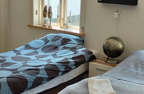 Vrinners Bed & Breakfast | Den Hvide Farm på Toppen af Danmark. 2 Sammenhængende Værelser-5 Senge-eget bad