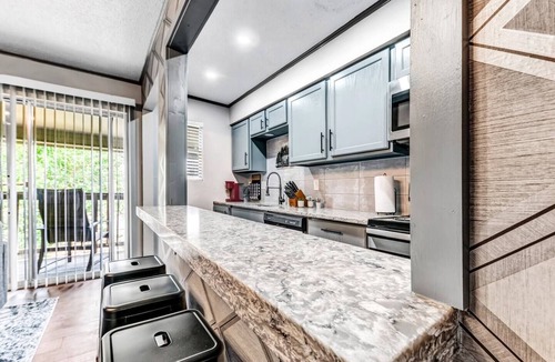 College Station Apartment | Denali: 2 Bedroom, Walk to A&M, Comfy King Beds