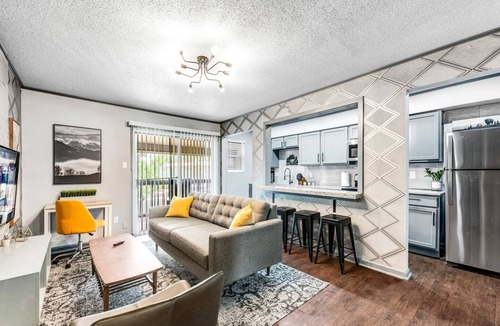 College Station Apartment | Denali: 2 Bedroom, Walk to A&M, Comfy King Beds