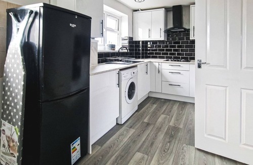 Long Lawford Apartment | DenDuplex - Free Parking