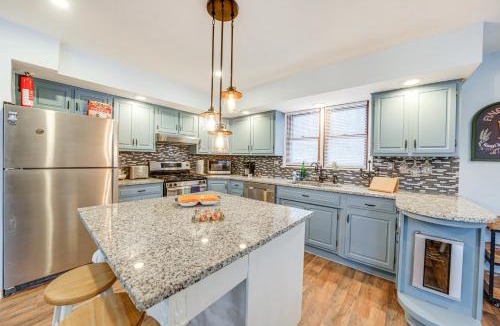 De Pue House | DePue Vacation Rental < 1 Mi to the Lake!