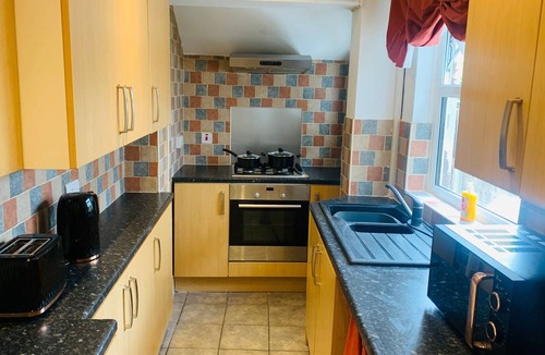 Alvaston House | Derby Convenient House with Workspace