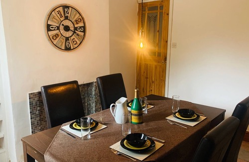 Alvaston House | Derby Convenient House with Workspace