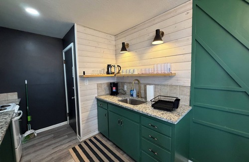 Derby Apartment | Derby Digs - Cozy King! Near Park!