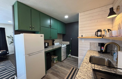 Derby Apartment | Derby Digs - Cozy King! Near Park!