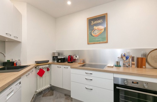 La Baule-Escoublac Apartment | Des Dryades Apartment, Cosy 60m2 with Shared Pool, Balcony & Wi-Fi