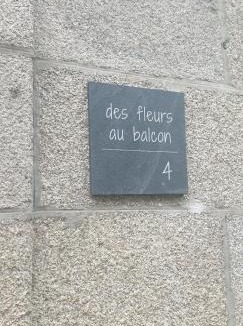 Quintin Bed & Breakfast | Des fleurs au balcon