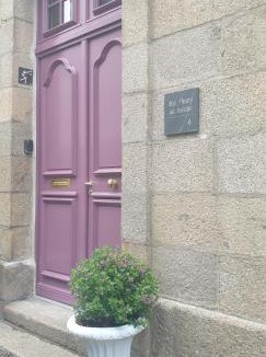 Quintin Bed & Breakfast | Des fleurs au balcon