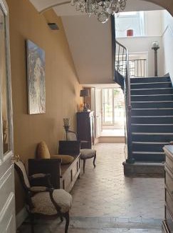 Quintin Bed & Breakfast | Des fleurs au balcon