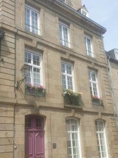 Quintin Bed & Breakfast | Des fleurs au balcon