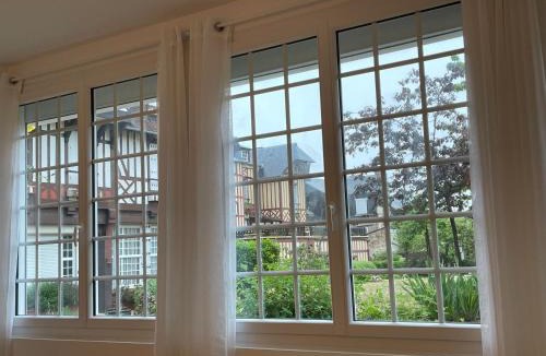 Villerville Apartment | Des Fleurs et des Vagues