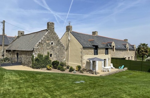 Locoal-Mendon House | Des Puits - LOCOAL-MENDON