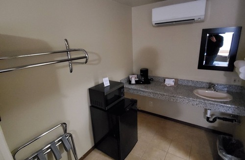 Maupin Apartment | Deschutes Motel - Lower Elevator - Queen Suite w/1 Queen Bed