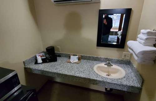 Maupin Apartment | Deschutes Motel - Lower Elevator - Queen Suite w/1 Queen Bed