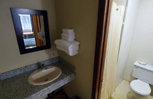 Maupin Apartment | Deschutes Motel - Lower Elevator - Queen Suite w/1 Queen Bed