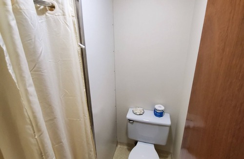 Maupin Apartment | Deschutes Motel - Lower Elevator - Queen Suite w/1 Queen Bed