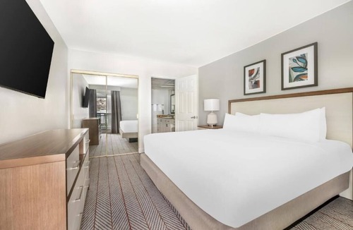 Canyon Corridor Hotel | Desert Oasis Villa l 2 Modern Suites w/Full Kitchen + Pool Access & Waterslides