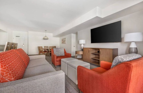 Canyon Corridor Hotel | Desert Oasis Villa l 2 Modern Suites w/Full Kitchen + Pool Access & Waterslides