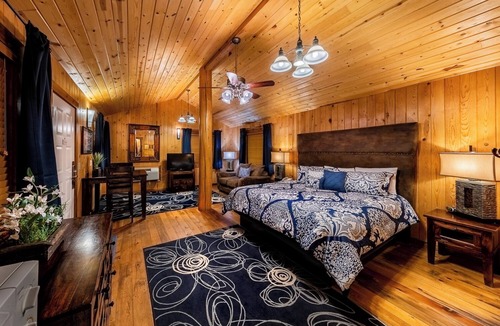 Bluff Hotel | Desert Rose Resort & Cabins