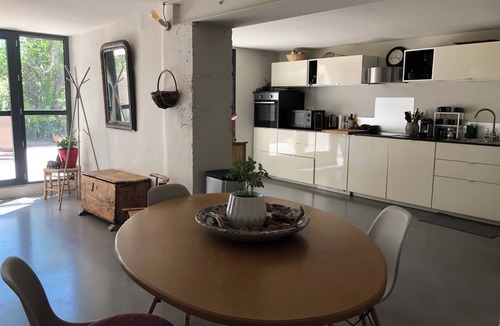 Sainte-Cecile-les-Vignes House | Design character villa sleeps 4