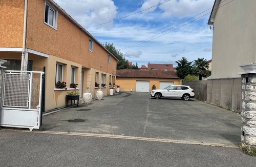 Savigny-sur-Orge Apartment | Design Orly-Paris. Private Suites. Free parking