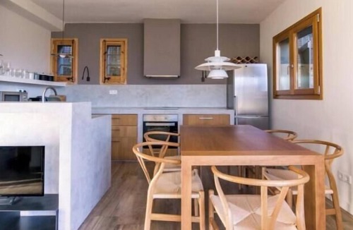 Alp House | Design Townhouse 3 Bed, Fireplace, Garden & Wi-Fi