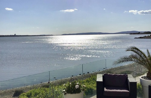 Perols Villa | Design villa with panoramic pond view and jacuzzi