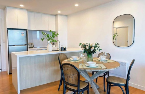 Auckland Central Business District Apartment | Designed Penthouse 2Bed & 2Bath with SkyTower View on Queen St