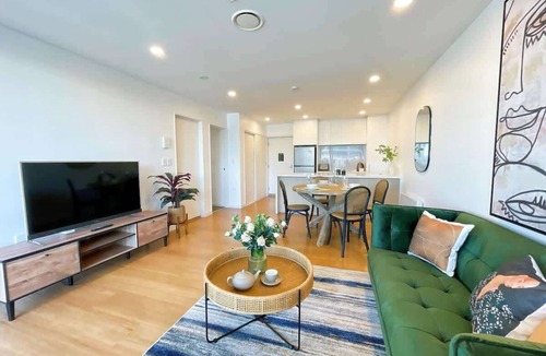 Auckland Central Business District Apartment | Designed Penthouse 2Bed & 2Bath with SkyTower View on Queen St