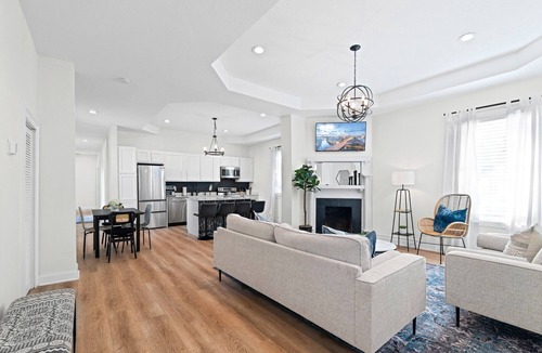 Springfield House | Designer 2BR | Historic Charm + Walk to Fun