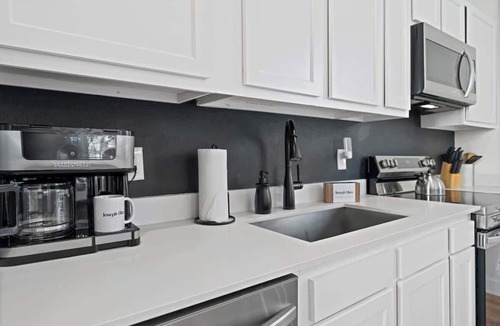 Springfield House | Designer 2BR | Historic Charm + Walk to Fun