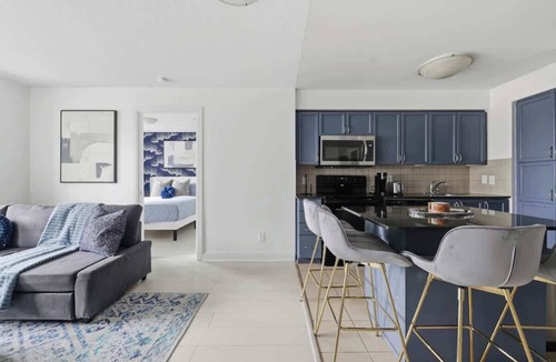 Downtown Mississauga Apartment | Designer 2BR - King Suite - Rare 2 Parking - YYZ