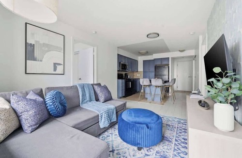 Downtown Mississauga Apartment | Designer 2BR - King Suite - Rare 2 Parking - YYZ