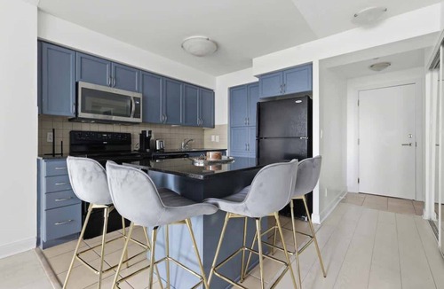 Downtown Mississauga Apartment | Designer 2BR - King Suite - Rare 2 Parking - YYZ