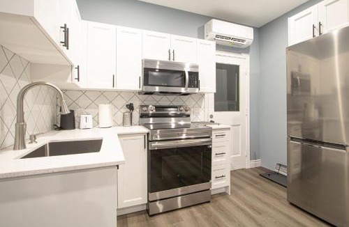 South London Apartment | Designer 2BR Suite - Steps to Vic Hospital - Wortley