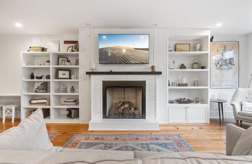 Pennsport House | Designer 3 BR Townhome with Beautiful Backyard