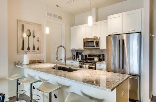 Sheridan Park Apartment | Designer 3BR with Balcony & Elevator on Clark! apts
