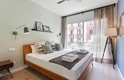 La Nova Esquerra de l'Eixample Apartment | Designer 4 Bedroom Apartment with Balcony near Plaça Catalunya
