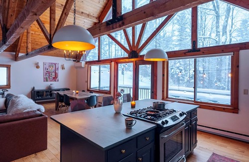 Winhall House | Designer 4-bedroom house in charming Stratton home sleeps 16