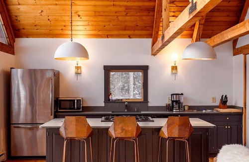 Winhall House | Designer 4-bedroom house in charming Stratton home sleeps 16