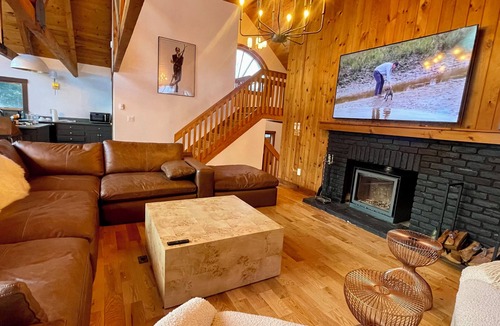Winhall House | Designer 4-bedroom house in charming Stratton home sleeps 16