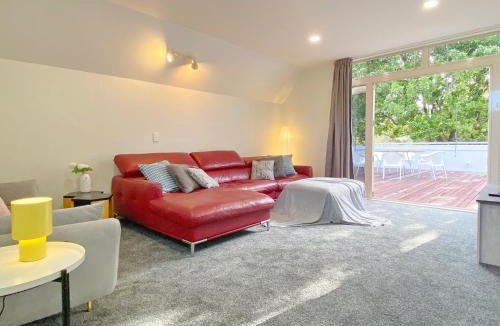 Greenlane - Ellerslie House | Designer 6BR Home Backyard Direct Park Access