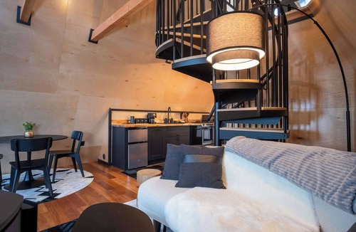 Johnson Cabin | Designer A-Frame Treehouse w/hot tub on river