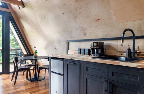 Johnson Cabin | Designer A-Frame Treehouse w/hot tub on river