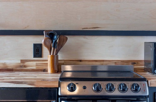 Johnson Cabin | Designer A-Frame Treehouse w/hot tub on river