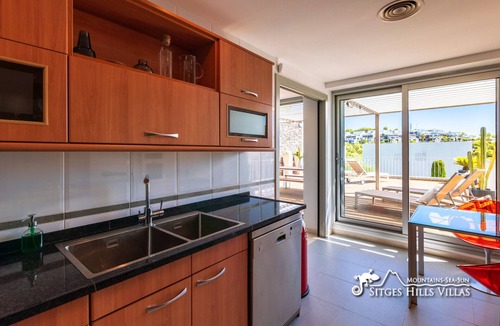 Sant Pere de Ribes Apartment | Designer Apartment Casa Del Mar with A/C, com pool and sea views